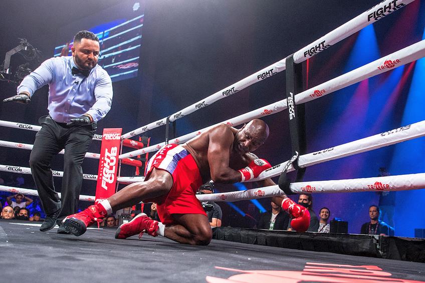 Evander Holyfield, făcut KO de Vitor Belfort // FOTO: AFP