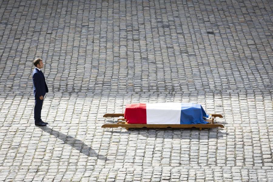 Emmanuel Macron s-a recules în fața sicriului actorului Jean Paul Belmondo Foto: Imago Alții pot, nu și noi!