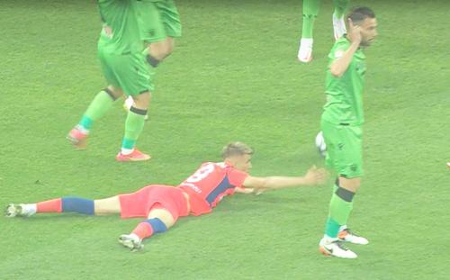 FCSB a cerut penalty în minutul 7 al disputei cu Dinamo, la scorul de 0-0, după un duel între Octavian Popescu și Alexandru Răuță. Cristi Balaj, fost arbitru internațional, spune că Istvan Kovacs a luat decizia corectă.