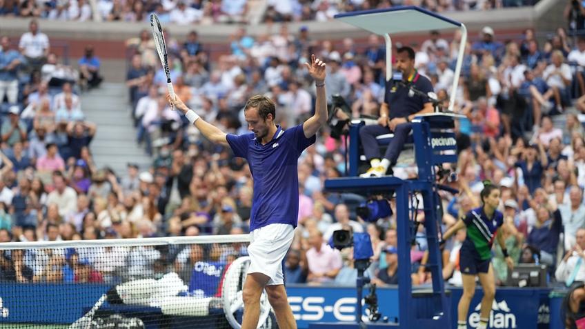 Daniil Medvedev (25 de ani, 2 ATP) este campionul din 2021 de la US Open! L-a învins clar în finală pe Novak Djokovic (34 de ani, 1 ATP), scor 6-4, 6-4, 6-4.