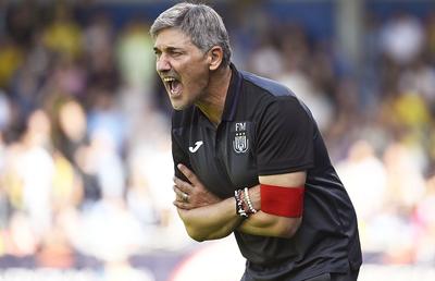 Tensiune la Anderlecht înainte de meciul cu FCSB » Fanii furioși i-au cerut demisia antrenorului și i-au așteptat pe jucători la cantonament!