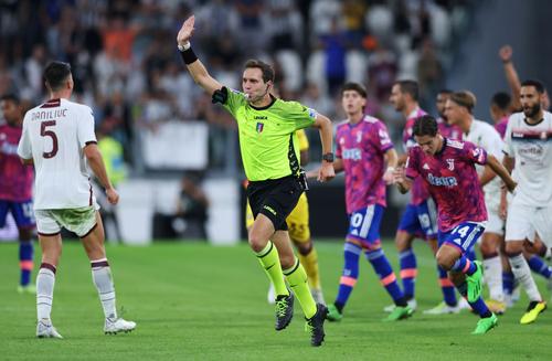 Juventus a revenit de la 0-2 la 3-2 în fața celor de la Salernitana, dar reușita lui Milik din prelungiri n-a fost validată dintr-o eroare tehnică. Bonucci a fost judecat în ofsaid, deși e ținut în joc de Candreva.