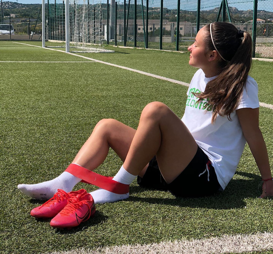 Povestea dramatică de viață a primei fotbaliste din România care a dezvăluit că e lesbiană: „Tatăl meu nu m-a vrut, mama m-a părăsit la 4 ani și nu s-a mai întors niciodată”