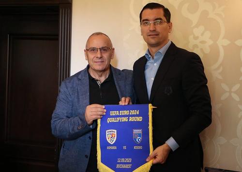 Președintele FRF, Răzvan Burleanu (dreapta), și președintele FFK, Agim Ademi FOTO: FFK