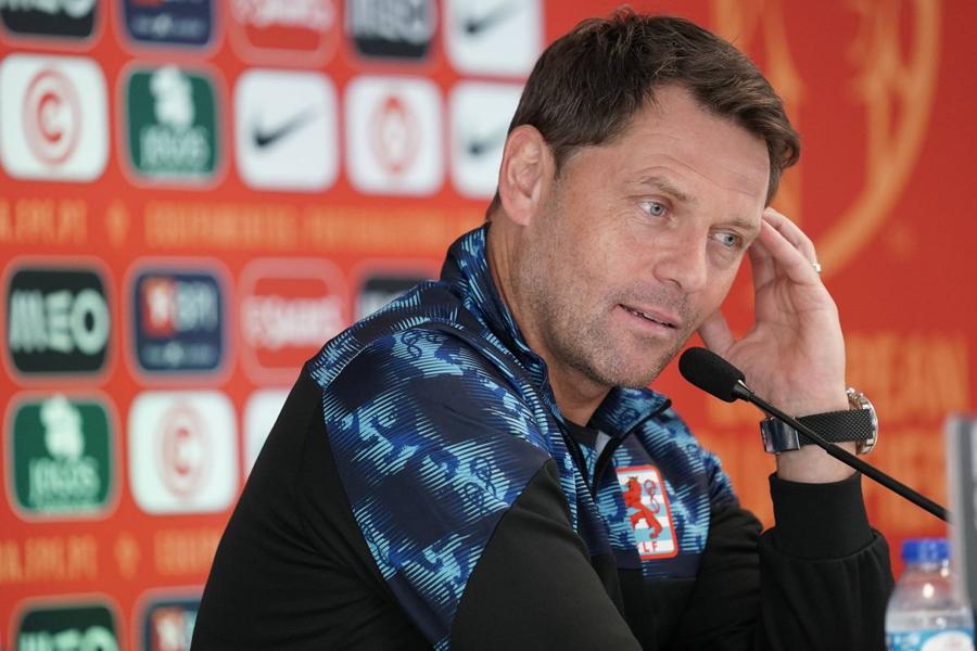 Faza serii în preliminarii » Selecționerul n-a mai suportat umilința și a plecat la vestiare înainte de final