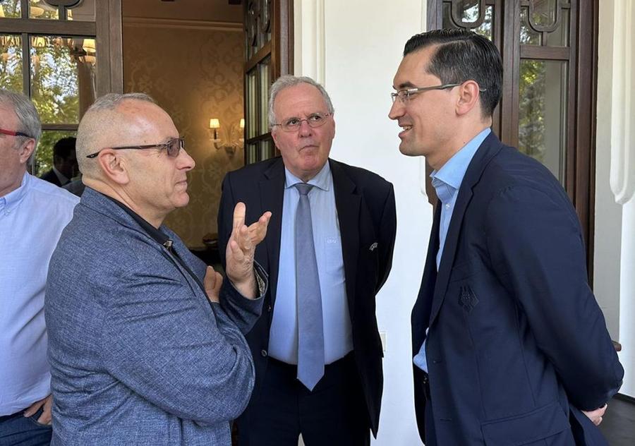 Președintele FRF, Răzvan Burleanu (dreapta), și președintele FFK, Agim Ademi (stânga) FOTO: FFK FRF a organizat un prânz oficial pentru delegația din Kosovo » Oaspeții au dezvăluit totul