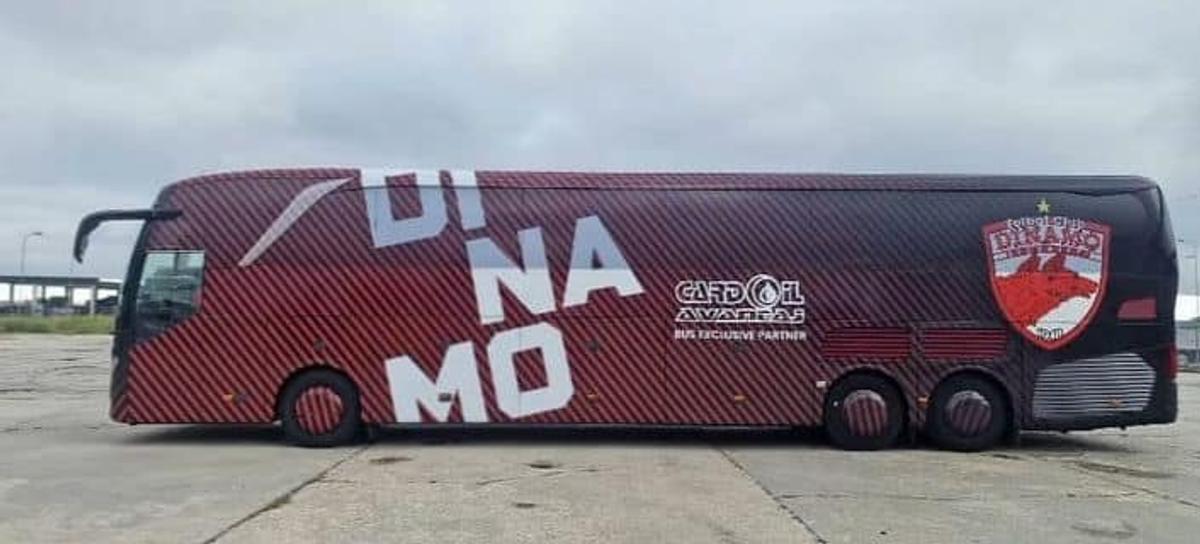 „Câini” cam... vișinii » Noul autocar al lui Dinamo a fost surprins în trafic. Primele imagini