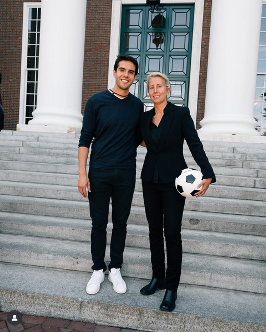 Kaká și Anita Elberse, profesoara sa de la Harvard Business School Școlit la Harvard, unul dintre cei mai mari fotbaliști brazilieni e șomer de 8 ani și a fost părăsit de soție: „Era prea perfect pentru mine!”