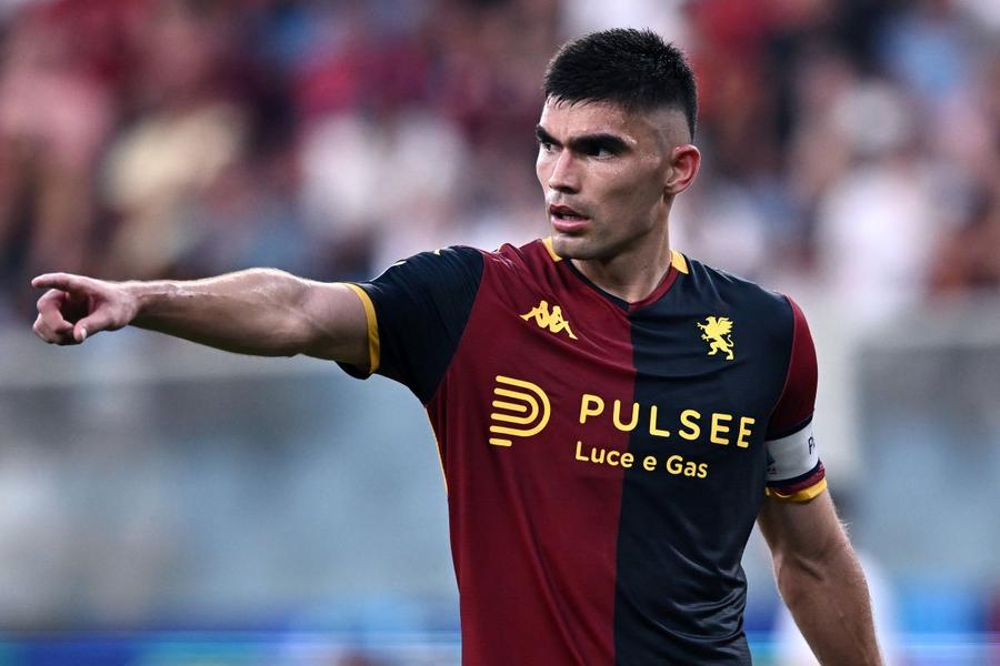 Johan Vasquez are 108 meciuri, 6 goluri și un assist pentru Genoa / Foto: Imago Dan Șucu i-a dublat salariul căpitanului » Nicolae Stanciu a fost depășit în topul contractelor la Genoa