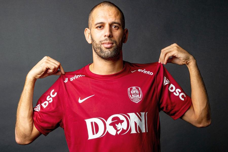 Islam Slimani, în tricoul lui CFR Cluj/ foto: Facebook @Fotbal Club CFR 1907 CLUJ Iuliu Mureșan a dezvăluit culisele despărțirii de vedeta CFR-ului: „M-am lovit de problema aceasta”