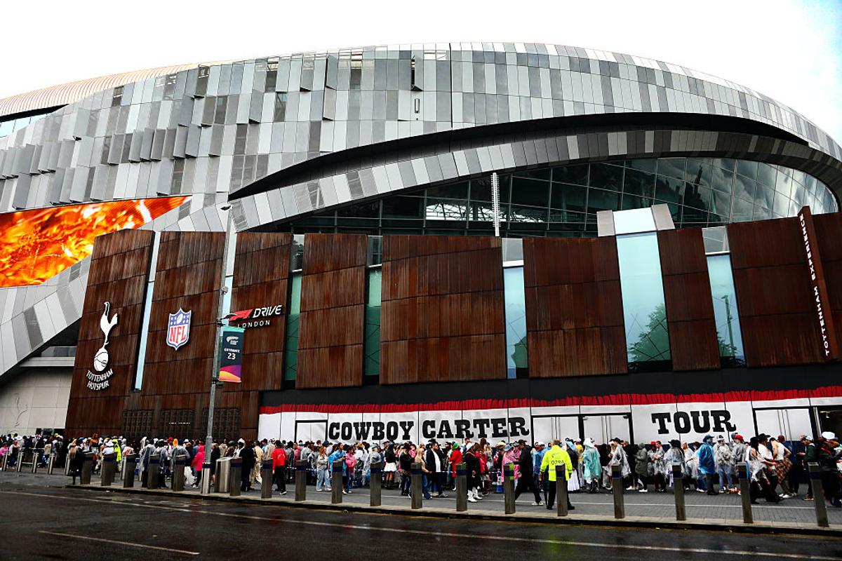 Fostul internațional român a luat la rând stadioanele din Premier League și a rămas șocat: „O mașinărie de făcut bani!”