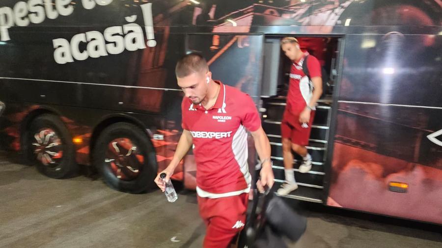 Denis Ciobotariu, Rapid - FC Voluntari, imagini înainte de meci Bătăi de cap în Giulești: Rapid vrea să-l dea, jucătorul nu vrea să plece