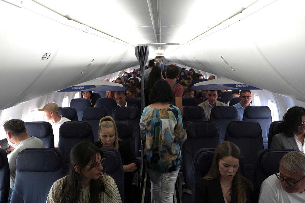 Cum arată avionul care îi poartă numele regretatului Mircea Lucescu // foto: Andrei Furnigă (GSP)