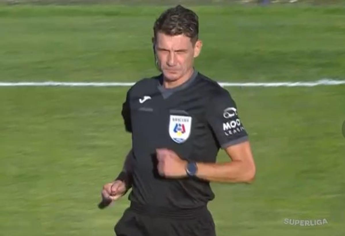 Mai rar așa ceva! Ce a făcut arbitrul-golgheter înainte să dea startul meciului de Superligă