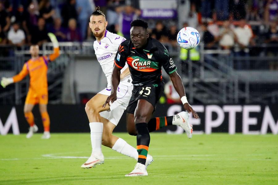 Radu Drăgușin, printre remarcați în victoria clară obținută de Fiorentina în Cupa Italiei! Contribuție la un gol, apoi schimbat la pauză