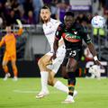 Radu Drăgușin l-a ținut destul de bine în frâu pe atacantul Akor Adams în partida câștigată de Fiorentina (4-2) cu Venezia / Foto: Imago
