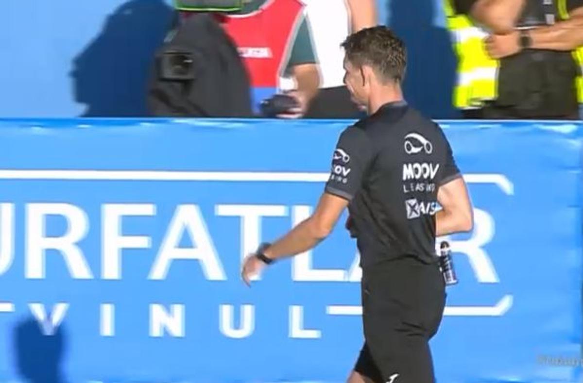 Mai rar așa ceva! Ce a făcut arbitrul-golgheter înainte să dea startul meciului de Superligă