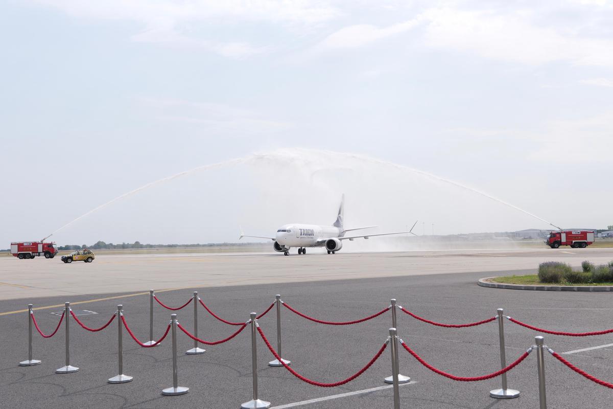 Cum arată avionul care îi poartă numele regretatului Mircea Lucescu // foto: Andrei Furnigă (GSP)