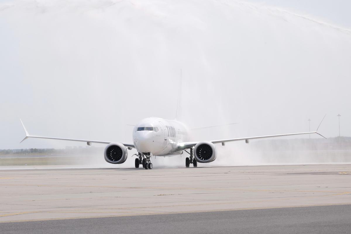 Cum arată avionul care îi poartă numele regretatului Mircea Lucescu // foto: Andrei Furnigă (GSP)