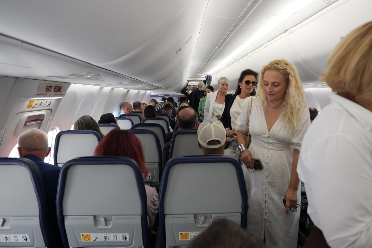 Cum arată avionul care îi poartă numele regretatului Mircea Lucescu // foto: Andrei Furnigă (GSP)