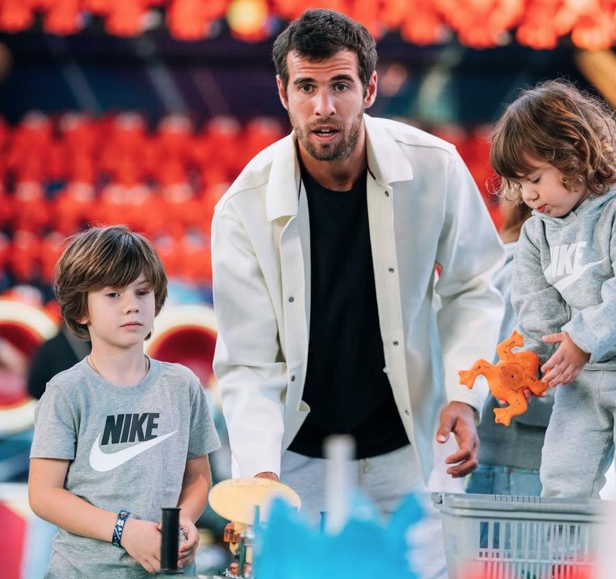 Karen Khachanov și băieții lui, David și Mikael, în timpul turneului de la Hong Kong 2025 Foto: Instagram Karen Khachanov și premiul de 1,45 milioane de dolari de la US Open: „Poate e momentul să încep să pun deoparte, nu?”