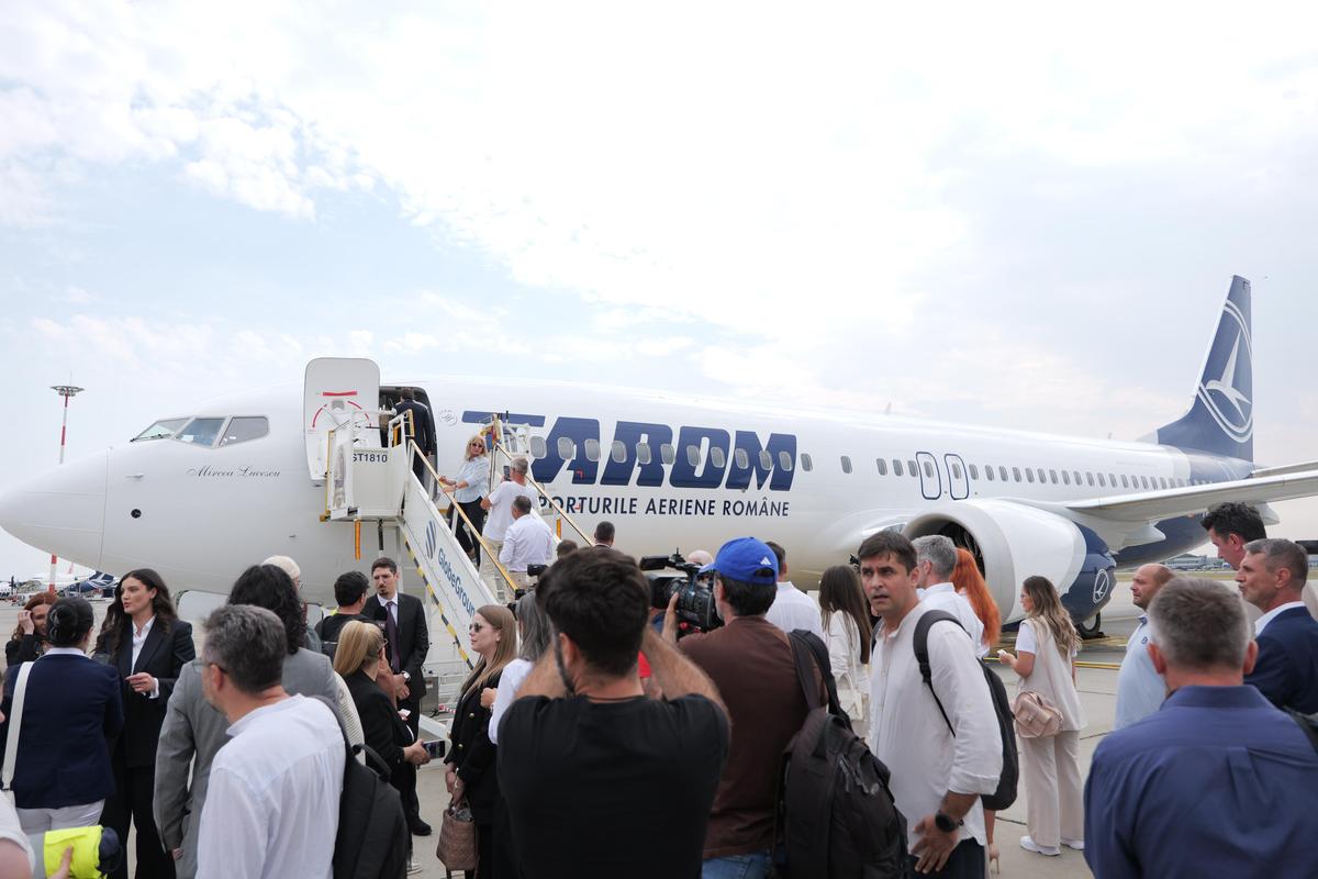 Cum arată avionul care îi poartă numele regretatului Mircea Lucescu // foto: Andrei Furnigă (GSP)