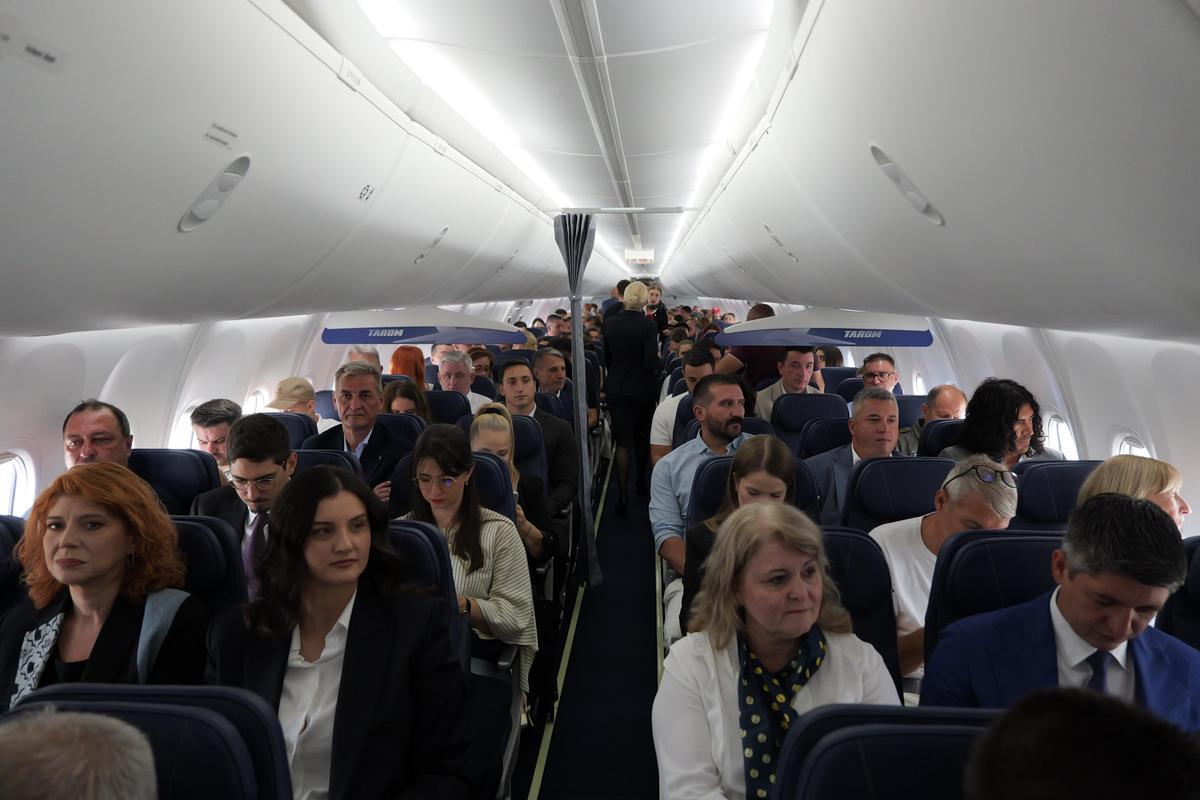 Cum arată avionul care îi poartă numele regretatului Mircea Lucescu // foto: Andrei Furnigă (GSP)