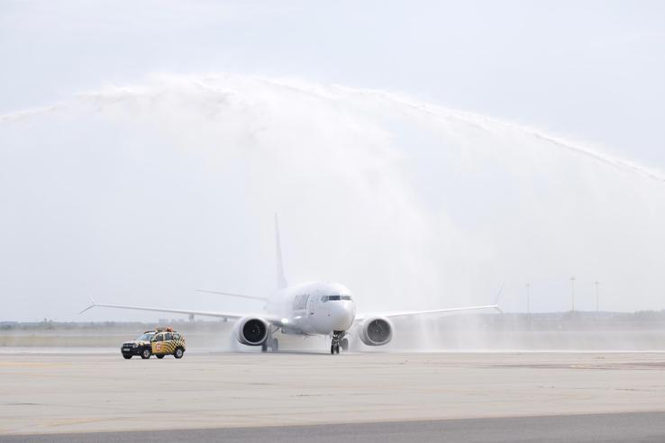 Cum arată avionul care îi poartă numele regretatului Mircea Lucescu // foto: Andrei Furnigă (GSP)
