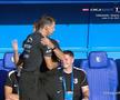 Mai rar așa ceva! Ce a făcut arbitrul-golgheter înainte să dea startul meciului de Superligă