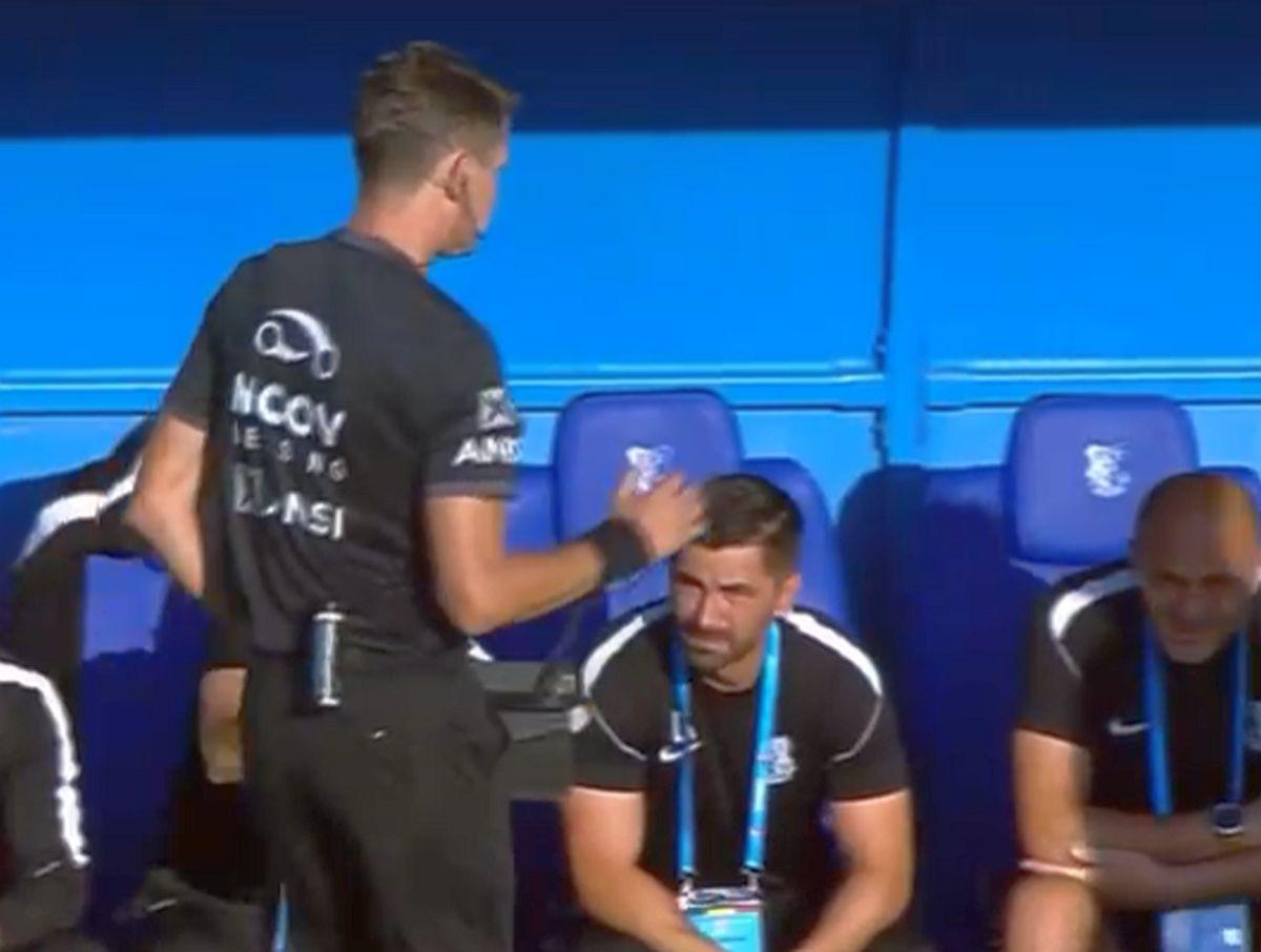 Mai rar așa ceva! Ce a făcut arbitrul-golgheter înainte să dea startul meciului de Superligă