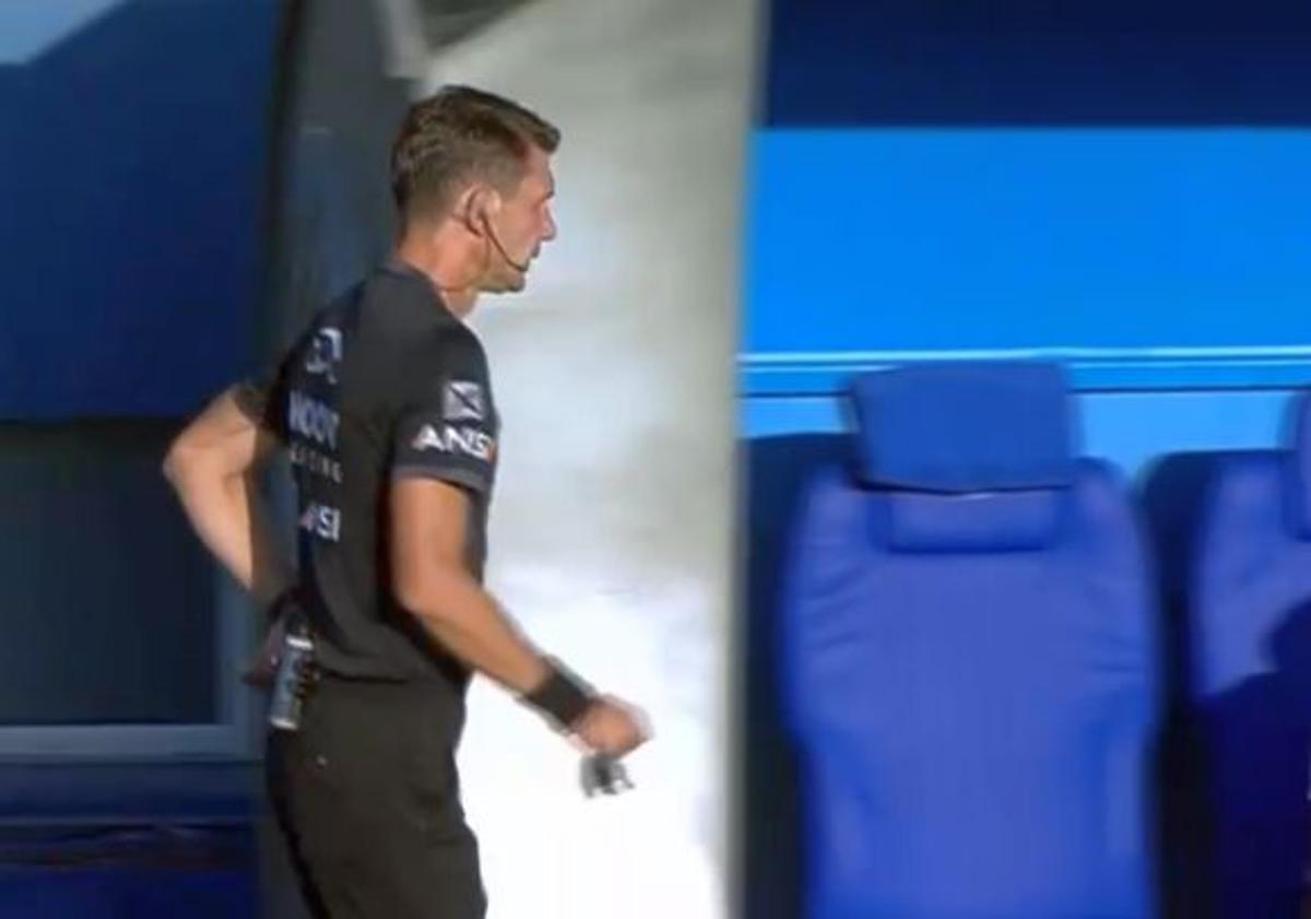 Mai rar așa ceva! Ce a făcut arbitrul-golgheter înainte să dea startul meciului de Superligă