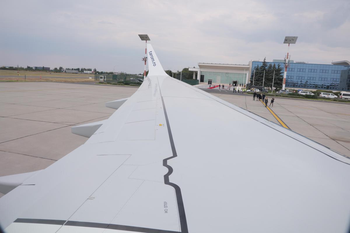 Cum arată avionul care îi poartă numele regretatului Mircea Lucescu // foto: Andrei Furnigă (GSP)