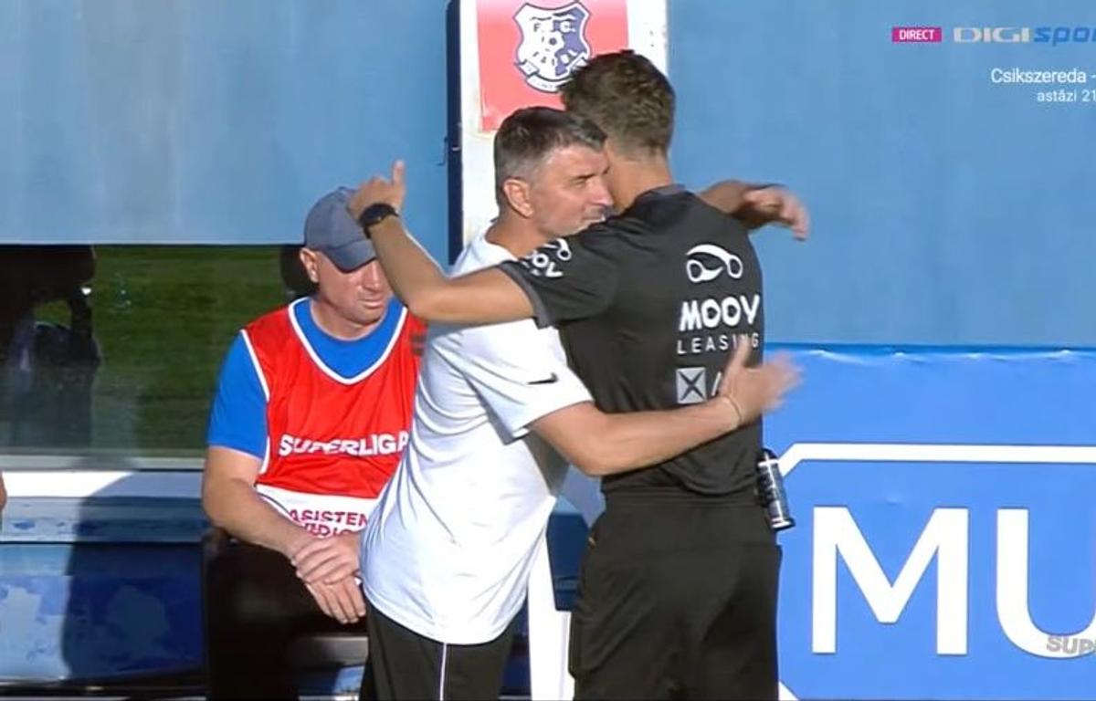 Mai rar așa ceva! Ce a făcut arbitrul-golgheter înainte să dea startul meciului de Superligă