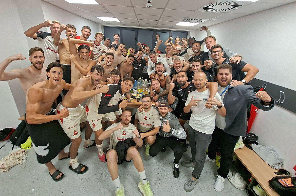 Detaliul care le-a sărit în ochi dinamoviștilor la poza de victorie: „Ce-i dați să mănânce?! Mergem cu el în UFC”