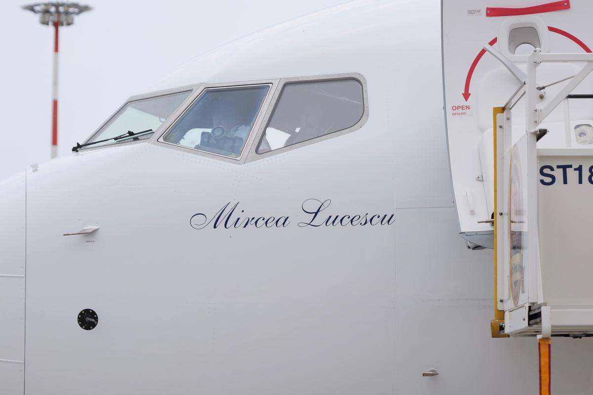 Cum arată avionul care îi poartă numele regretatului Mircea Lucescu // foto: Andrei Furnigă (GSP)