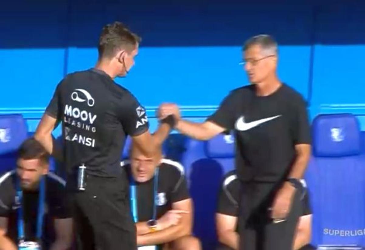 Mai rar așa ceva! Ce a făcut arbitrul-golgheter înainte să dea startul meciului de Superligă