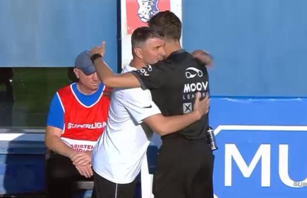 Mai rar așa ceva! Ce a făcut arbitrul-golgheter înainte să dea startul meciului de Superligă