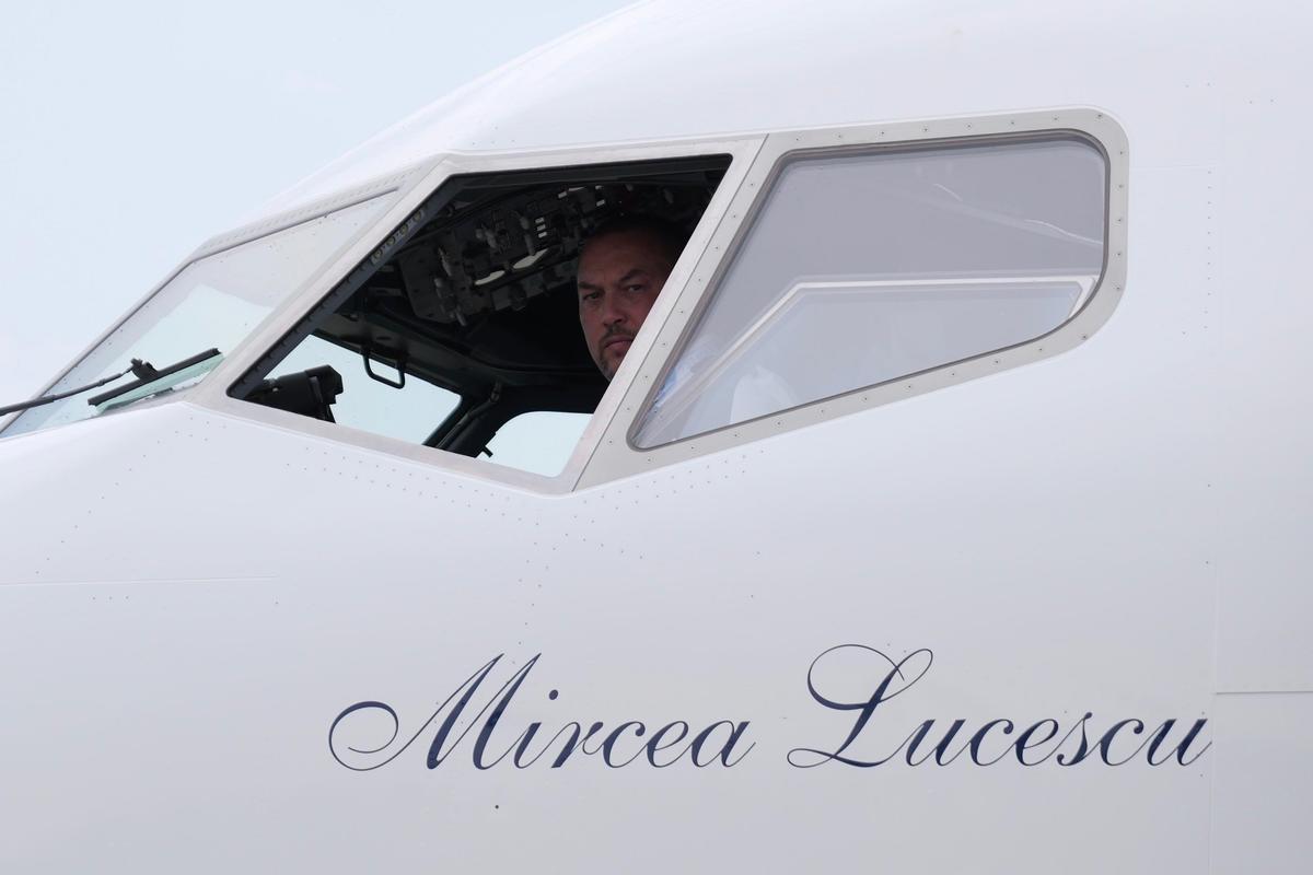 Cum arată avionul care îi poartă numele regretatului Mircea Lucescu // foto: Andrei Furnigă (GSP)