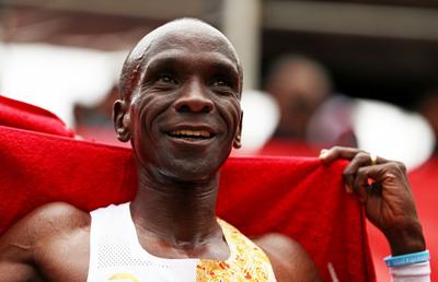 Eliud Kipchoge a făcut istorie! E primul om care a terminat maratonul sub 2 ore