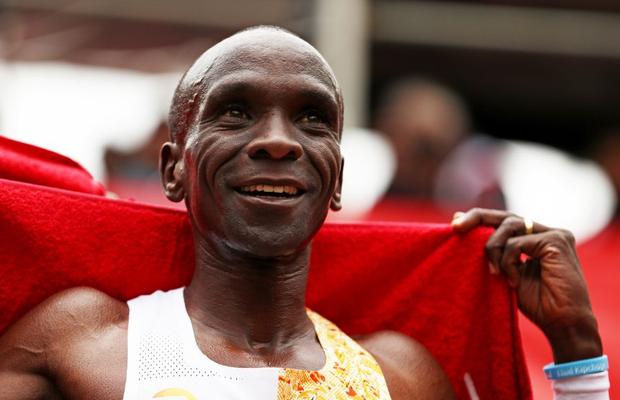 Eliud Kipchoge a făcut istorie! E primul om care a terminat maratonul sub 2 ore