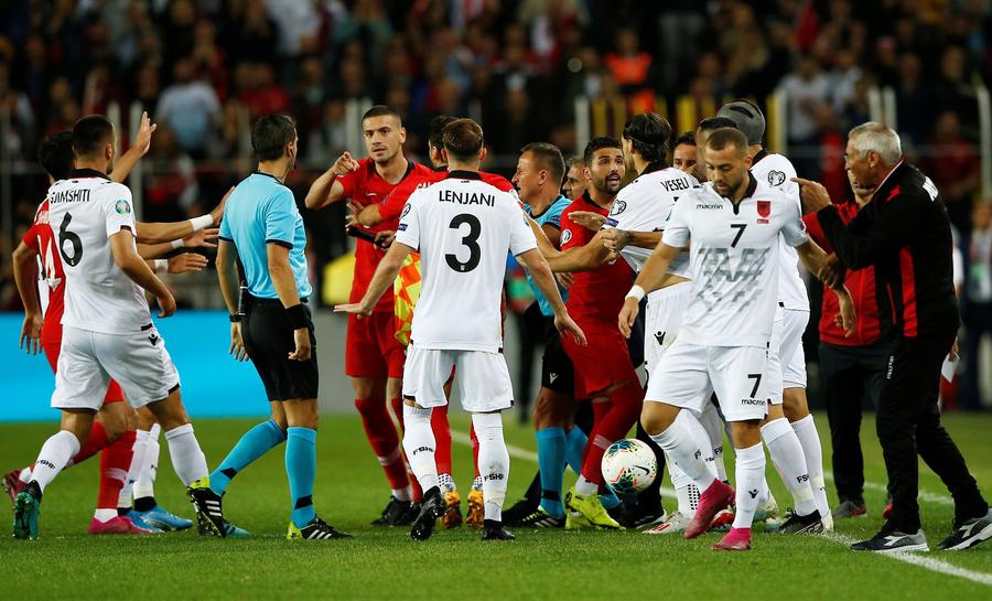 Hațegan, în centrul unui conflict uriaș! Turcia riscă pedeapsa UEFA după salutul militar și declarațiile selecționerului: „Cei care ne-au terorizat țara vor sfârși înecați în sânge” :O