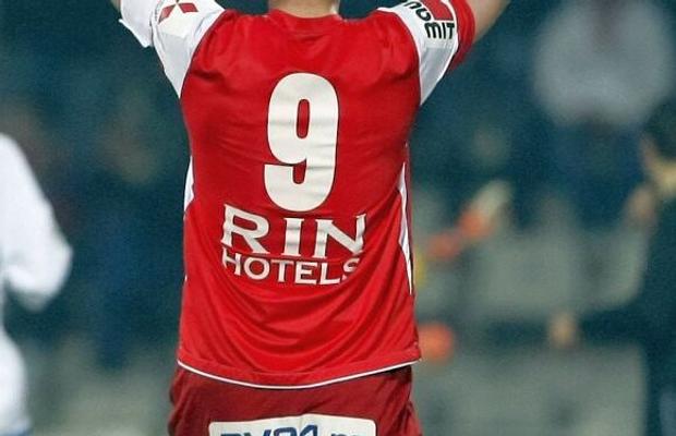 OFICIAL El e noul #9 al lui Dinamo » Preia tricoul făcut celebru de Dumitrache, Cămătaru, Răducioiu și Niculescu