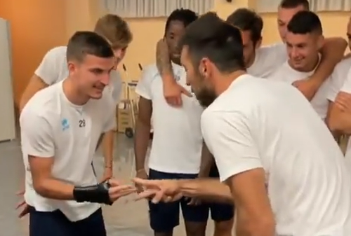 Valentin Mihăilă (21 de ani, extremă stânga) are parte și de momente de relaxare la Parma, grupare din Serie B. Românul se întreține în vestiar inclusiv cu legenda Gianluigi Buffon (43).