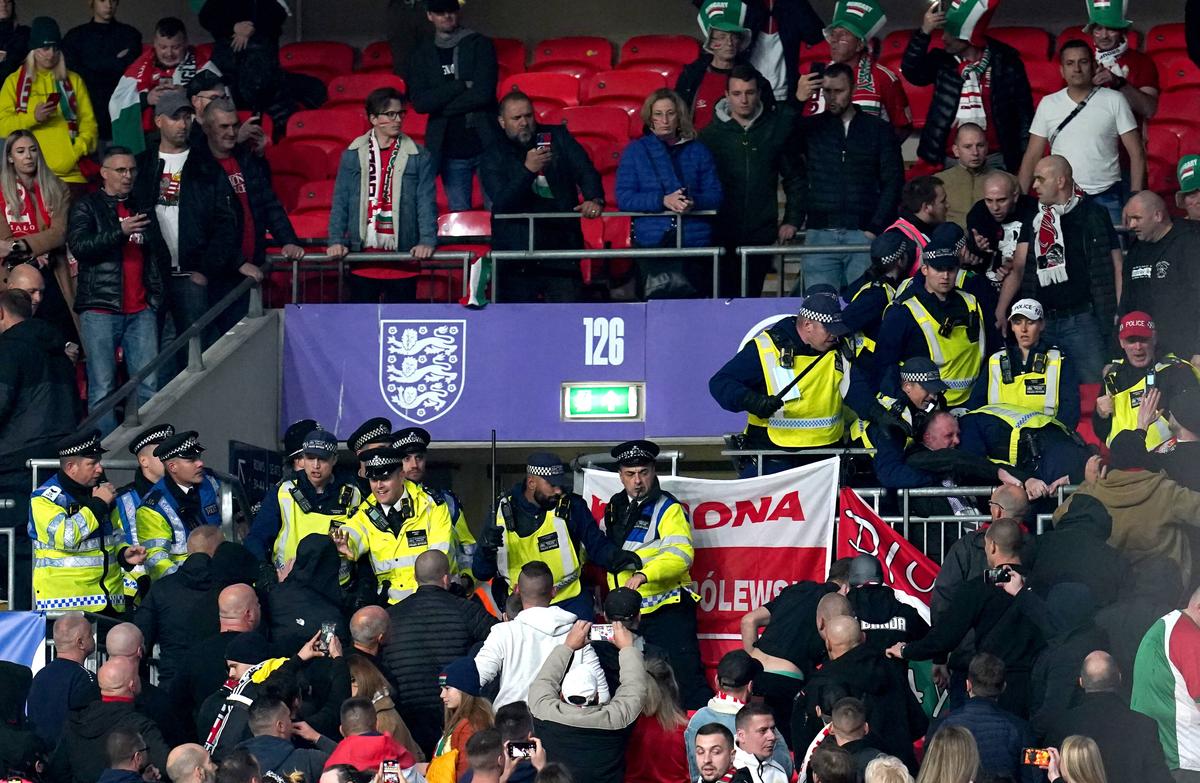 Din nou scandal la Anglia - Ungaria! » Bătaie pe Wembley: maghiarii i-au forțat pe polițiști să se retragă în stadion, după îngenuncherea contra rasismului