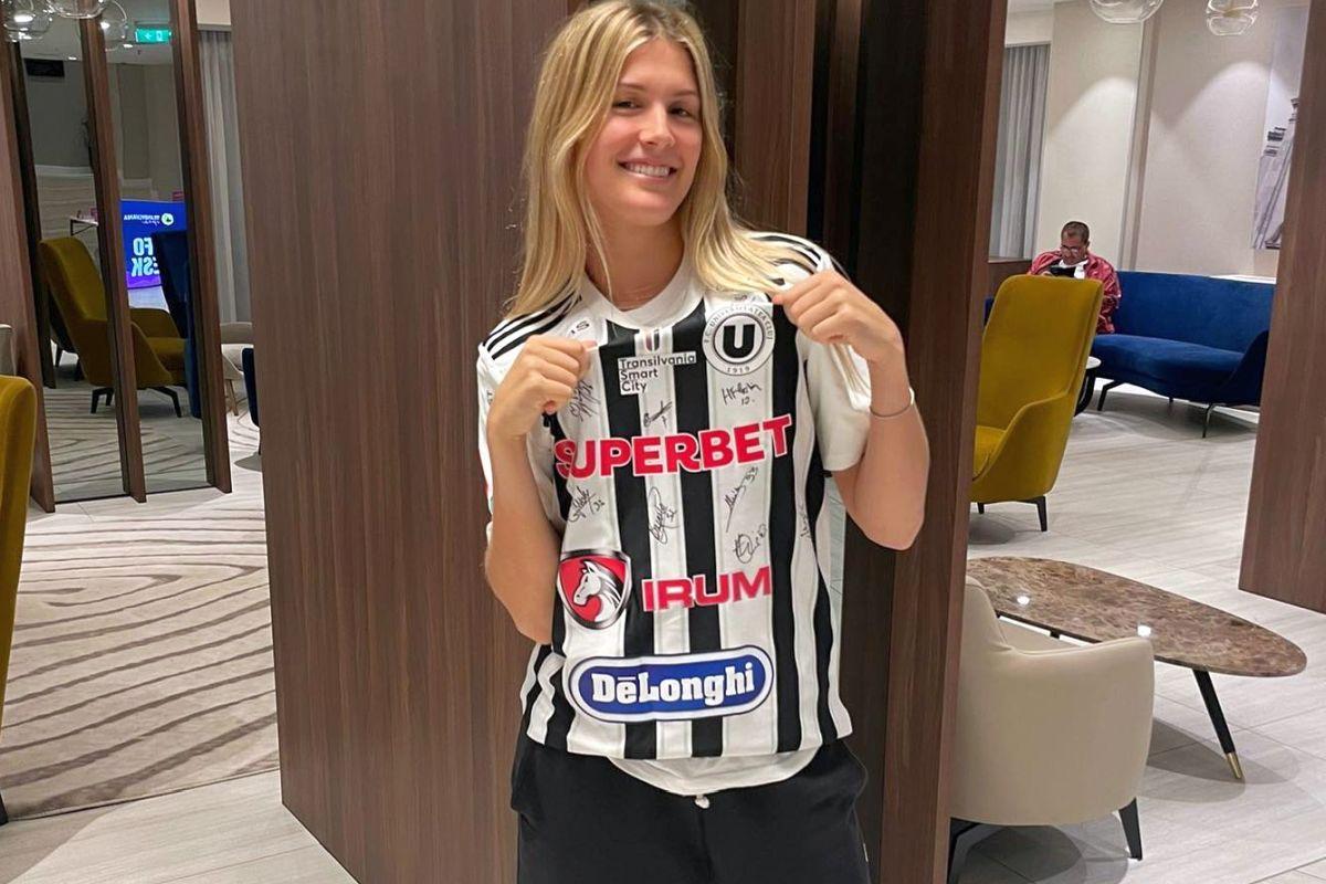Eugenie Bourchard, așa cum n-ai mai văzut-o până acum » S-a pozat în tricoul Universității Cluj + Mesajul „Șepcilor Roșii”
