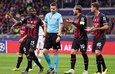 Milan protestează după eșecul cu Chelsea! Arbitrul acuzat după un episod controversat: „Ce furt! O decizie nebună!”
