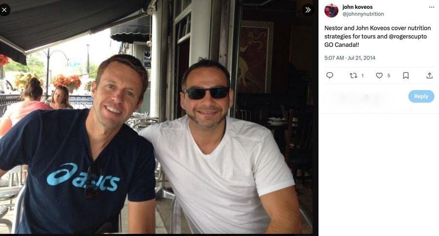 John Koveos (dreapta) alături de ambasadorul firmei sale, fostul tenisman Daniel Nestor, campion olimpic în 2000 și de 8 ori câștigător de Mare Șlem la dublu SURPRIZĂ DE PROPORȚII: Scandalul Halep se poate extinde în tenisul mondial » Dezvăluire în ziarul canadian The Globe and Mail, care a preluat investigația GSP: „Simona nu a fost singura sportivă care a folosit acel produs în acea zi, la US Open”