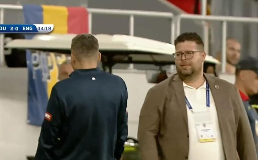 William Harasim a protestat alături de Curelea / Captură DigiSport Cine e personajul misterios surprins pe banca naționalei U20, la meciul cu Anglia: acum doi ani, era cercetat!
