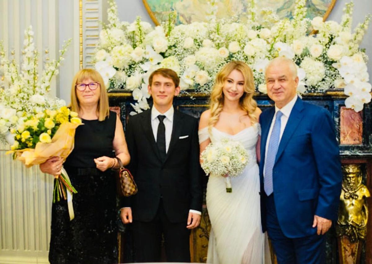 „Boșii” Diviziei A s-au reunit la nunta fiului Gabrielei Firea » Borcea, Nețoiu, Copos și Negoiță, apariții rare alături de partenere