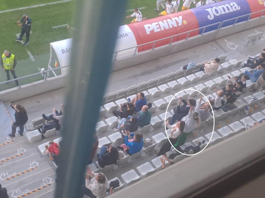Lorena Balaci, la Tribuna 1, sărbătorind golul copilului ei // foto: Cătălin Stroia, GSP Copiii, responsabili cu galeria + Atanas Trică, „inimă” spre Tribuna 1 » 8 observații de la România - Anglia în Elite League